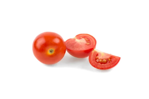 西红柿在白色的背景下切成块 — 图库照片