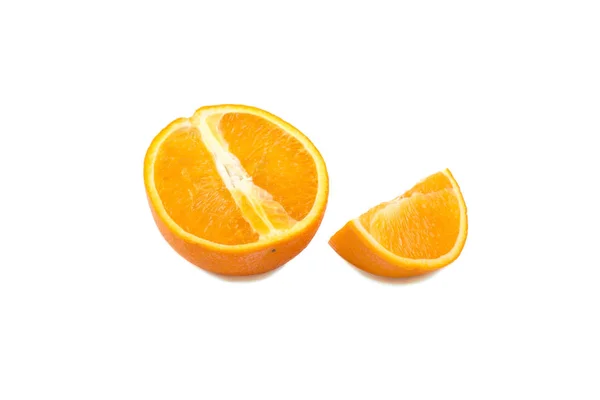 白い背景に分離されたオレンジの皮全体とみじん切りスライス — ストック写真