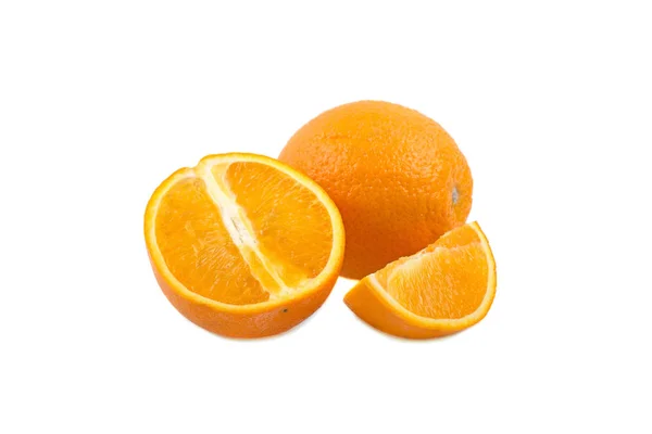 Ολόκληρα Και Τεμαχισμένα Φέτες Πορτοκαλιού Απομονώνονται Λευκό Φόντο — Φωτογραφία Αρχείου