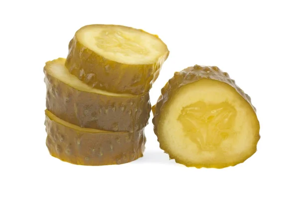 İzole üzerinde beyaz arka plan dilimlenmiş salatalık turşusu