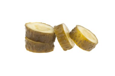 Salatalık turşusu beyaz arkaplanda izole edilmiş.