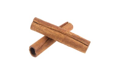 beyaz zemin üzerinde izole iki tarçın sopa