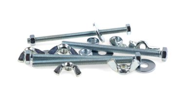 Beyaz arka planda metal cıvatalar ve fındıklar.