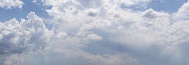 Bulutlu gün gökyüzü. Bulutlu gökyüzü. Güneş. Gün bulutları.