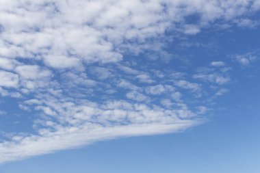 Mavi gökyüzündeki bulutlar. Daha az bulut.