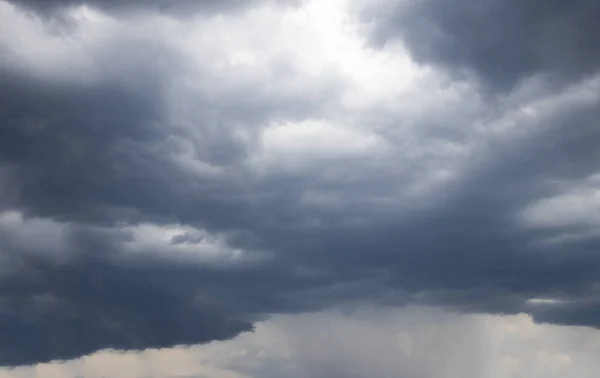 Bulutlu bulutlar gökyüzü. Yağmur bulutları gökyüzü. Yağmur ile atmosfer bulutları.