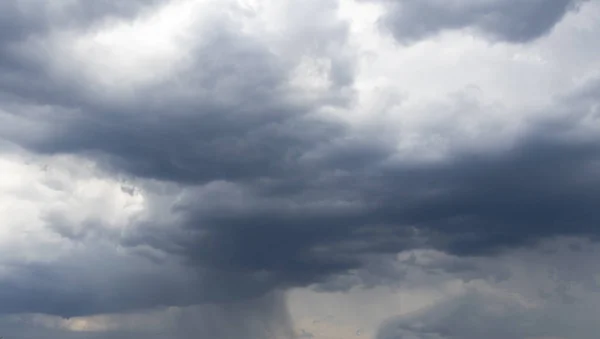 Yağmur bulutları gökyüzü. Bulutlu bulutlar gökyüzü. Yağmur ile atmosfer bulutları. 