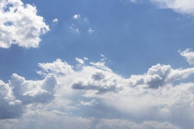 Bulutlar gökyüzü. Gökyüzündeki beyaz bulutlar. Bulutlar ile gün mavi gökyüzü. 