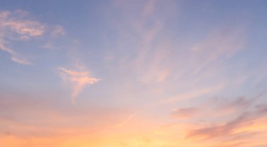 Güneşsiz altın saat gökyüzü. Günbatımıyla akşam gökyüzü. Turuncu sk