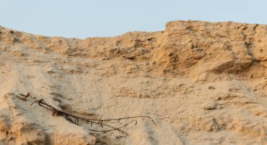 İnşaat işleri için kum tepesi. Yaz altın kumu.