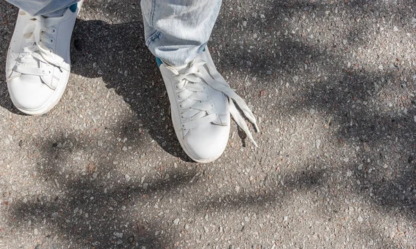 Zapatillas blancas con cordones vista superior en la ciudad . —  Fotos de Stock