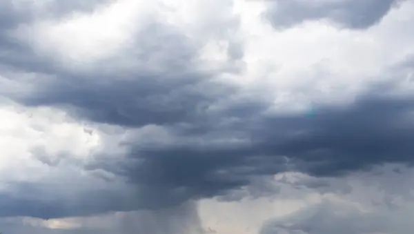 Yağmur gökyüzünü bulutlandırır. Bulutlu gökyüzü. Ra ile atmosfer bulutları