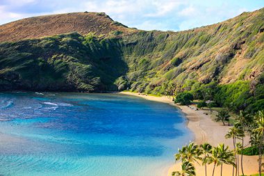 Hanauma Bay, popüler yüzme ve Şnorkelle Dalma sönmüş bir volkanik krater, Oahu, Hawaii spot