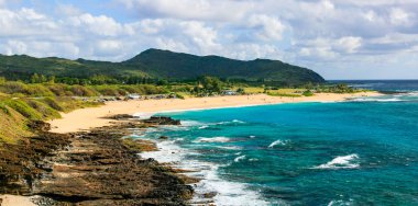 Sandy Beach, Oahu, Hawaii. Deneyimsiz sörfçü ama tehlikeli yüzme için popüler plaj.