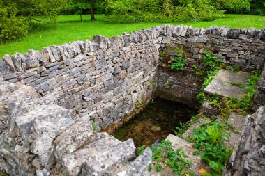 Açık kırsal, Derbyshire, İngiltere'de eski tuğla kuyusu