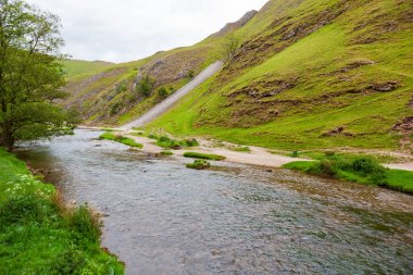Peak District Ulusal Parkı'ndan akan Nehir Güvercini, Derbyshire, İngiltere
