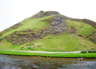 Peak District Ulusal Parkı'ndaki dağ zirvesi, Derbyshire, İngiltere