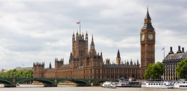 Westminster, Londra Parlamento Binaları, Westminster Köprüsü ve yerel feribot hizmetleri ile gökyüzü