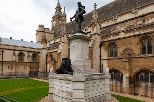 Статуя Оливера Кромвеля Перед Зданиями Парламента Лондон Англия — стоковое фото