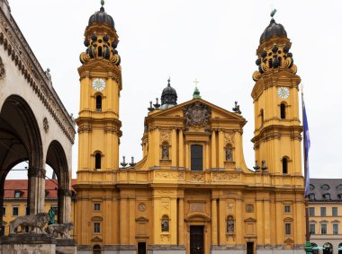 Odeonsplatz sarı Katolik kilisesi ve Feldherrnhalle, Münih, Almanya ile çevrili