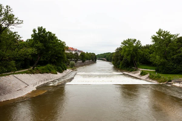 Isar Rzeka Przepływa Obrzeżach Centrum Monachium Niemcy — Zdjęcie stockowe