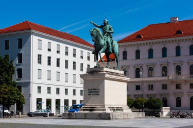 Wittelsbacherplatz, Münih, Almanya, Bavyera Kralı I. Maximilian 'ın bir heykeli.