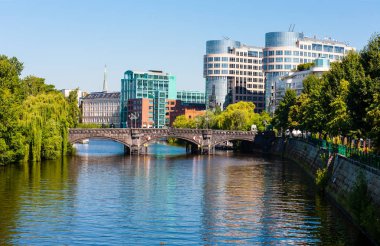 Spree Nehri'nin ötesindeBerlin şehir silueti, Berlin, Almanya