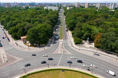 Tiergarten ve Batı Berlin silueti Altonaer Strasse sonunda, Almanya