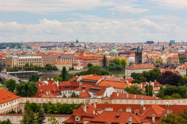 Prag Kastı'ndan Vltava Nehri'nin batı tarafında Prag şehir manzarası, Çek Cumhuriyeti