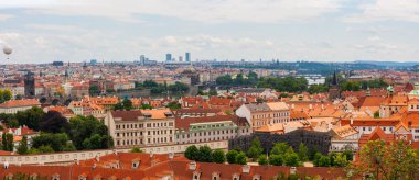 Prag Kastı'ndan Vltava Nehri'nin batı tarafında Prag şehir manzarası, Çek Cumhuriyeti
