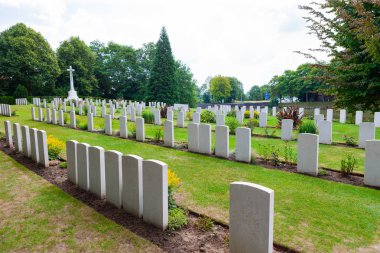 Surmezarlığı, Ypres, Ieper, Belçika. Birinci Dünya Savaşı'ndan askerler için askeri mezarlık.