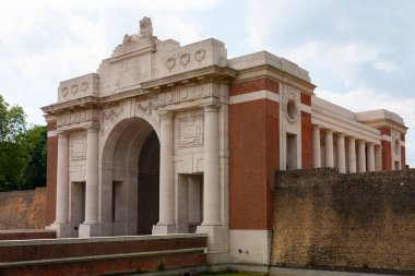 Menin Kapısı, Ypres, Ieper, Belçika. Dünya Savaşı'nda Ypres sektörünün askerleri için İngiliz Milletler Topluluğu anıtı bilinen bir mezar ile.