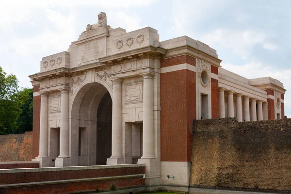 Menin Kapısı, Ypres, Ieper, Belçika. Dünya Savaşı'nda Ypres sektörünün askerleri için İngiliz Milletler Topluluğu anıtı bilinen bir mezar ile.