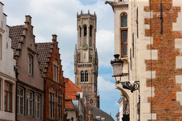 Bruggská Zvonice Středověká Zvonice Mezi Tradičními Belgickými Budovami — Stock fotografie