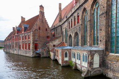 Görünüşe göre nehir kenarındaki binalar sular altında, Brugge, Bruges, Belçika