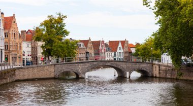 Langerei Kanalı 'ndaki taş köprü Brugge, Bruges, Belçika