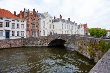 Langerei Kanalı 'ndaki küçük taş köprü Brugge, Bruges, Belçika