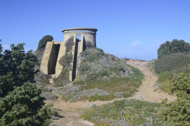 Capo Altano 'nun terkedilmiş askeri tahkimatları
