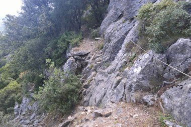 Terk edilmiş Sa Duchessa de Pizzus madenine giden yol