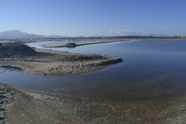 Santa Gilla gölet manzarası