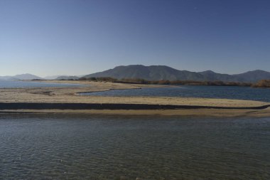 Porto Corallo yakınlarındaki Flumendosa nehri görünümü