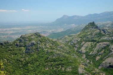 Monte Arcuentu'dan Monte Maiori ve Punta Pubusinu'nun görünümü