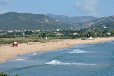 Chia plaj Baia görünümü