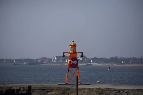 デンマークのエスビャウ港の小さなオレンジ色の灯台 バック グラウンドで Nordby Fanoe — ストック写真