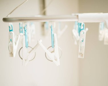 Beyaz bir elbise çizgi Clothespins bekle