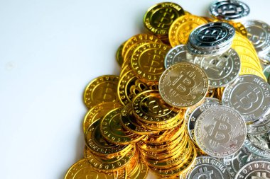 Beyaz zemin üzerine altın ve gümüş bitcoins. Cryptocurrency sanal cryptocurrency kavramı.