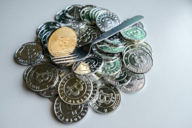 Beyaz zemin üzerine altın ve gümüş bitcoins. Cryptocurrency sanal cryptocurrency kavramı.