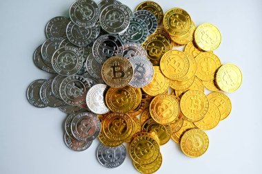 Beyaz zemin üzerine altın ve gümüş bitcoins. Cryptocurrency sanal cryptocurrency kavramı.