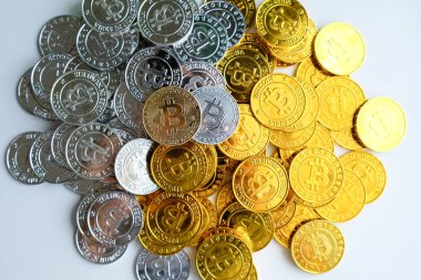 Beyaz zemin üzerine altın ve gümüş bitcoins. Cryptocurrency sanal cryptocurrency kavramı.