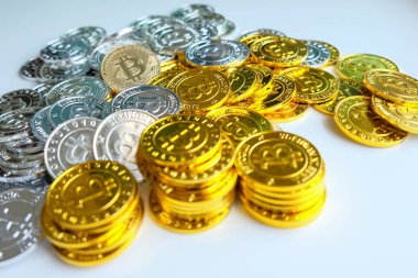 Beyaz zemin üzerine altın ve gümüş bitcoins. Cryptocurrency sanal cryptocurrency kavramı.